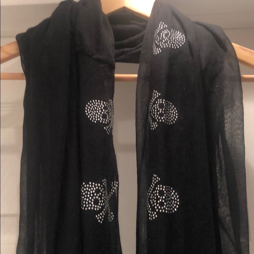 Black Skull scarf and skull tank